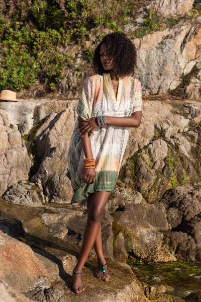 Je recherche un kaftan chic féminin et brillant pour la plage en Martinique