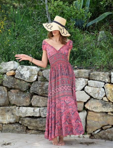 Longue robe rouge à motifs ethnique pour la plage